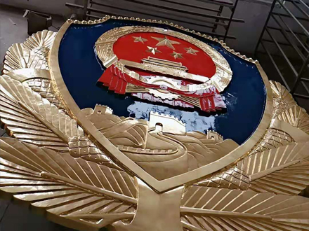 定制警徽时如何选择颜色